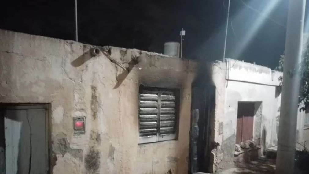 Tanto la madre como la hija fueron rescatadas por los bomberos en medio de las llamas.