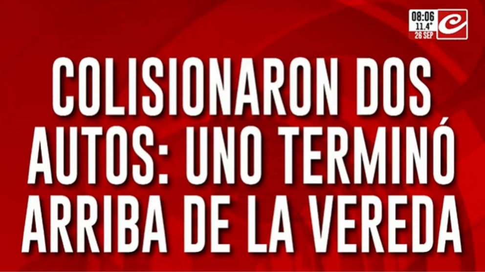 Violento choque en San Telmo terminó con un auto arriba de la vereda