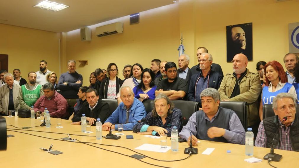 MOYANO, ACUÑA Y OTROS SINDICALISTAS DE LA CENTRAL OBRERA SE REUNIERON CON PARES DE LA ACTIVIDAD EDUCATIVA.