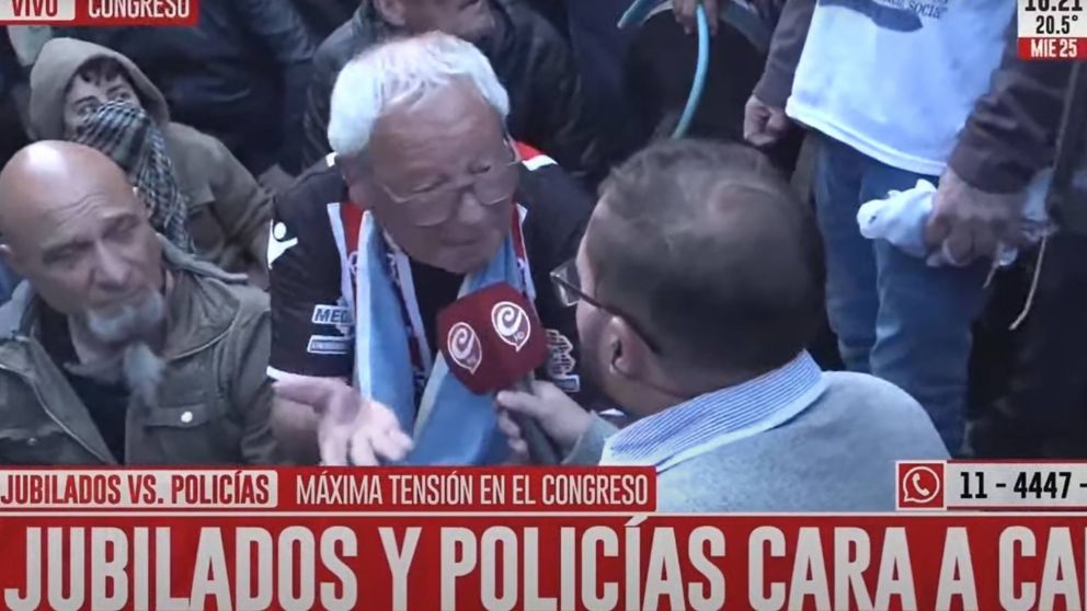 Tensión en el Congreso: los jubilados se sentaron en la calle