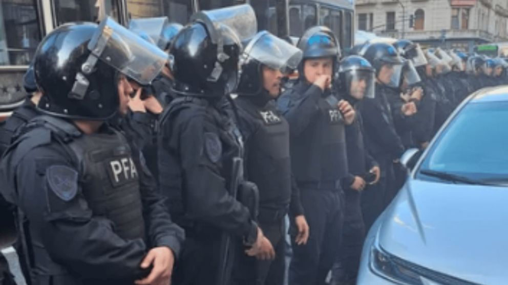 La Policía Federal limitó la protesta a la vereda.