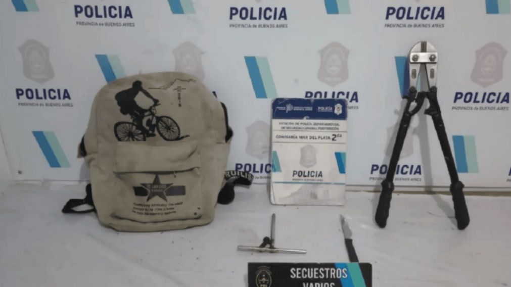 Los elementos secuestrados en poder de los jóvenes.