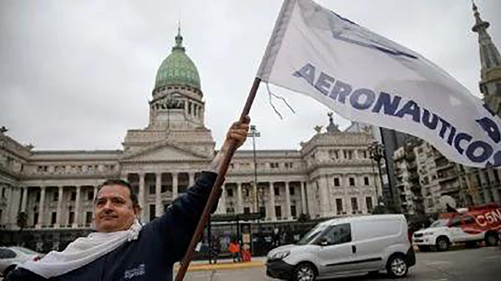 Los gremios aeronáuticos se manifestaron en el Congreso contra la privatización de Aerolíneas Argentinas (NA)