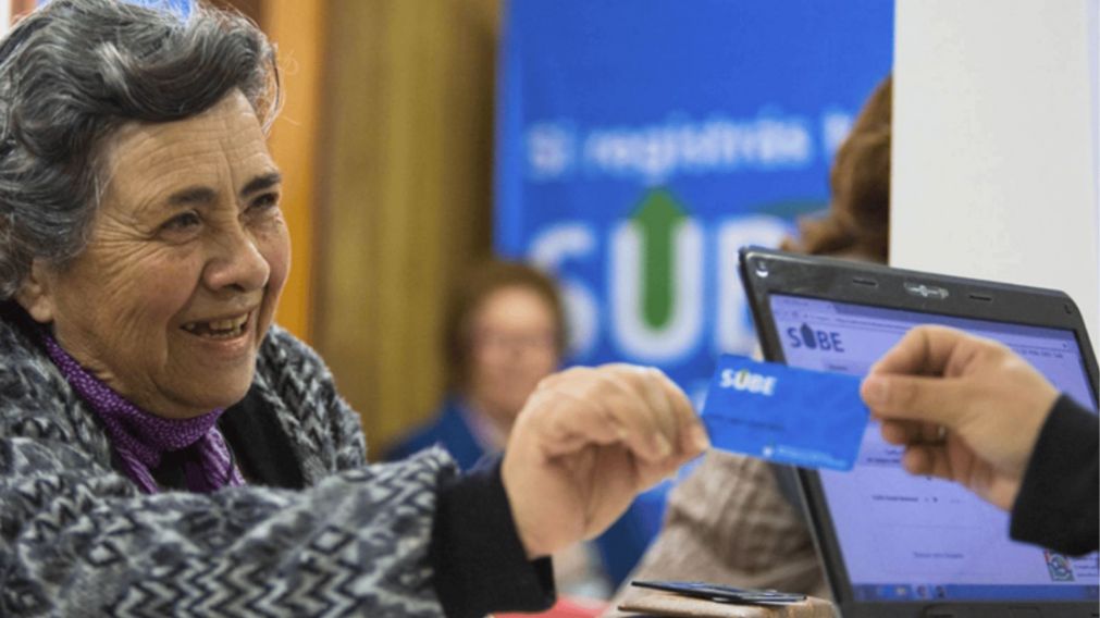 Las y los jubilados que cobren su prestación mediante ANSES pueden obtener un importante descuento utilizando su tarjeta SUBE (Imagen: Argentina.gob.ar).