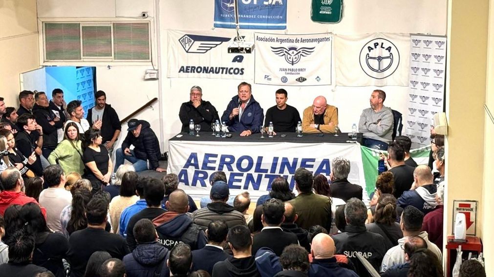 Gremios aeronáuticos se movilizan hacia el Congreso contra la privatización de Aerolíneas Argentinas