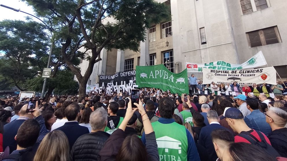 Ya se realizó un abrazo simbólico al Hospital de Clínicas en abril pasado (X).