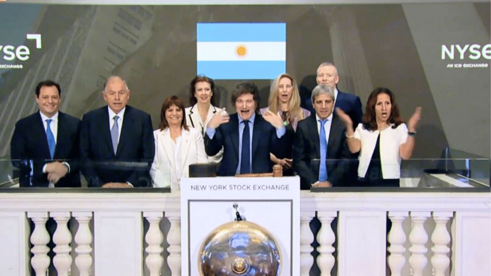 Javier Milei tocó la famosa campana de apertura en Wall Street (X/@NYSE).
