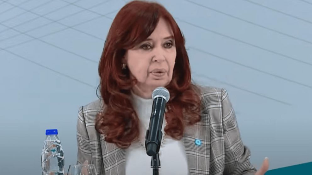 Cristina Kirchner critic� al gobierno por los incendios en C�rdoba y la gesti�n de la deuda: "Argentina bajo fuego"
