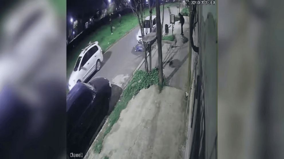 El enfrentamiento ocurrió anoche y quedó registrado por una cámara de seguridad.
