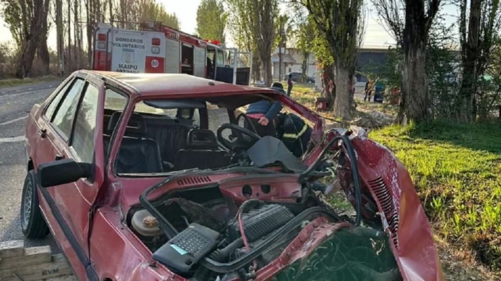 Por el fuerte impacto, el conductor del auto perdi� la vida. (Foto: gentileza Diario Uno).