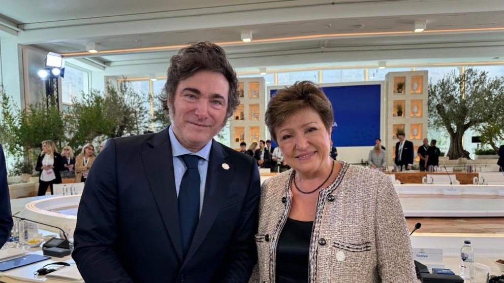 El presidente Javier Milei con la titular del FMI, Kristalina Georgieva, en un encuentro que mantuvieron en junio (X).