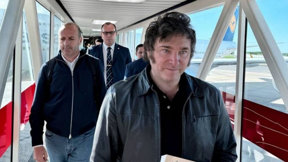 Javier Milei llegó junto a Karina Milei y resto de la comitiva a Europa.