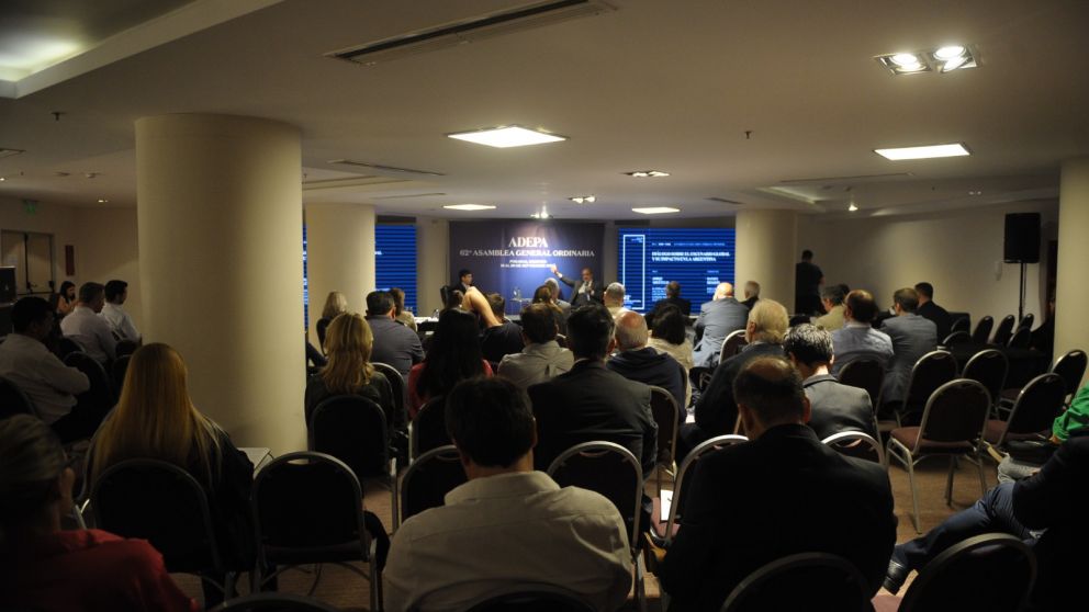 En el salón del Hotel Bagu se desarrollan las jornadas. Participan socios e invitados especiales. Es la quinta vez que ADEPA realiza su reunión en Misiones. (FOTO: LUCAS BERÓN/ ADEPA).