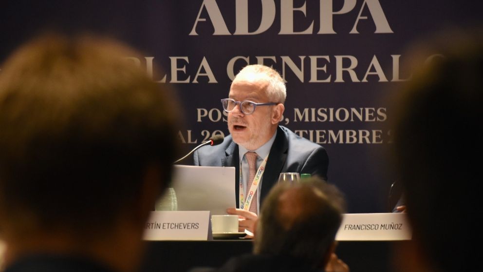 Martín Etchevers dio su informe de gestión en la 62 Asamblea de Adepa en Posadas, Misiones. Estuvo acompañado por Pablo Deluca, secretario general, y Francisco Muñoz, tesorero. (FOTO: LUCAS BERON/ ADEPA)