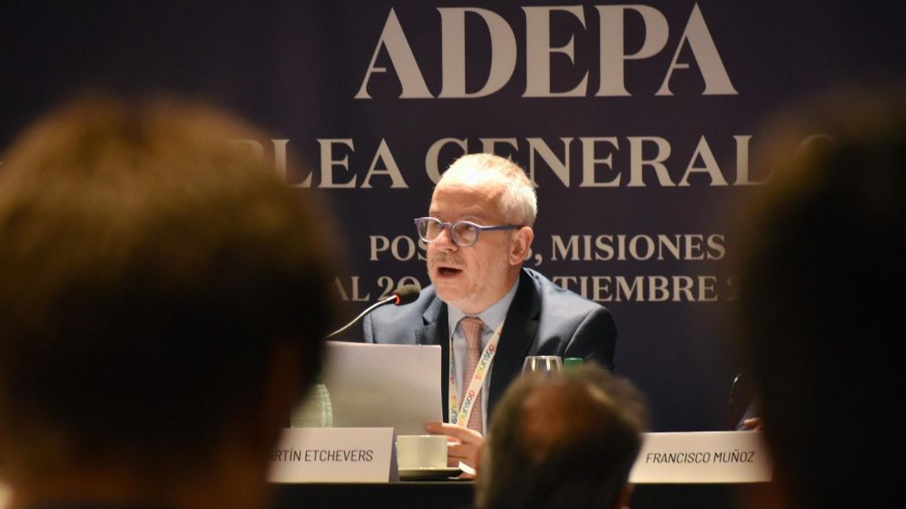 Martín Etchevers dio su informe de gestión en la 62 Asamblea de Adepa en Posadas, Misiones. Estuvo acompañado por Pablo Deluca, secretario general, y Francisco Muñoz, tesorero. (FOTO: LUCAS BERON/ ADEPA)