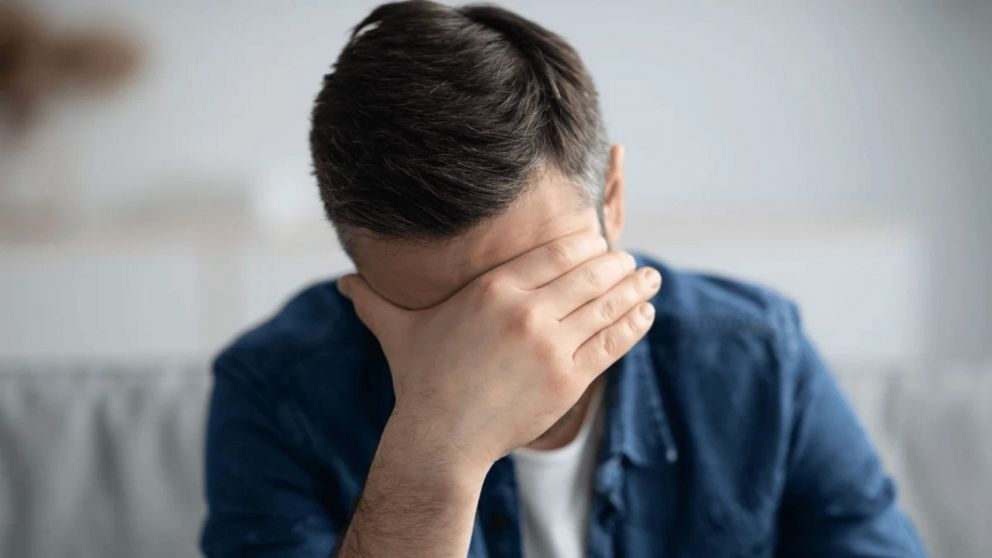 Un joven fue al médico pensando que tenía un resfrío, pero se le estaba saliendo parte del cerebro por la nariz (Imagen ilustrativa).