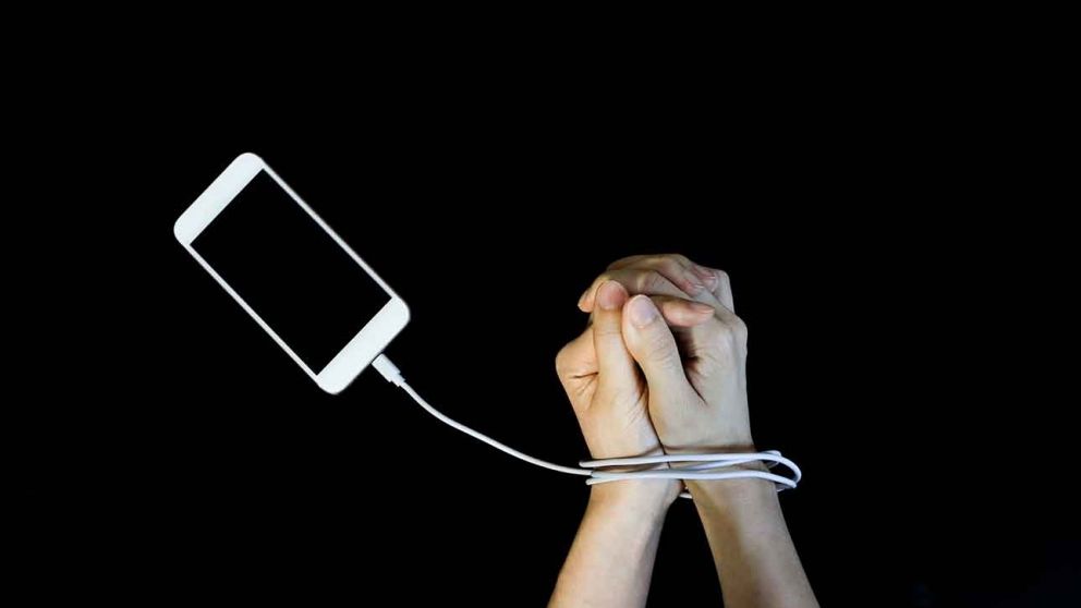 La adicci�n al celular es cada d�a m�s com�n, especialmente entre los adolescentes y j�venes.