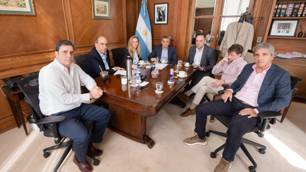 Reunión del gobierno para "terminar con la extorsión permanente de los gremios" de Aerolineas Argentinas. (X/@Jefatura_Ar).