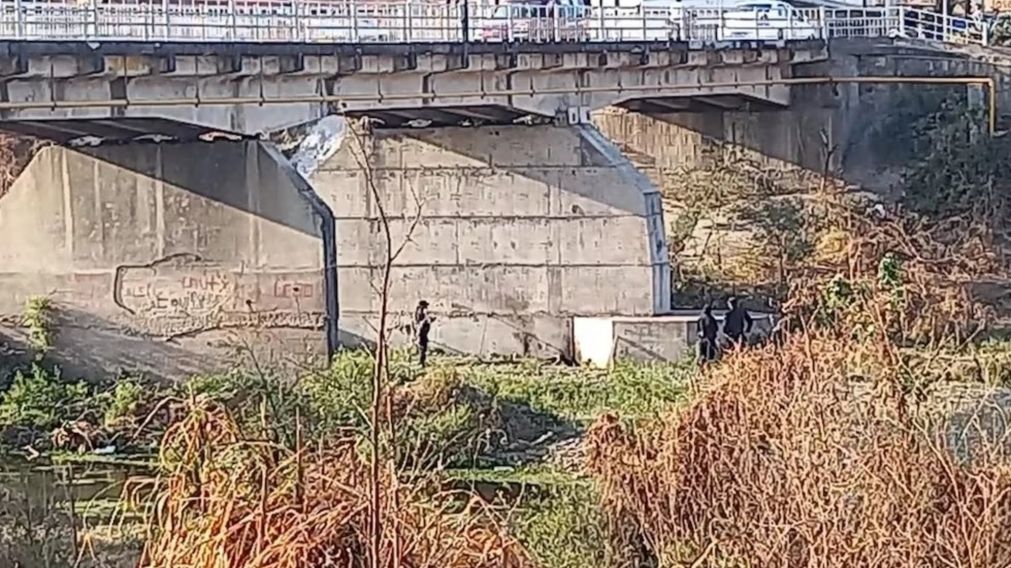 El cadáver de una mujer fue encontrado debajo del puente viejo.