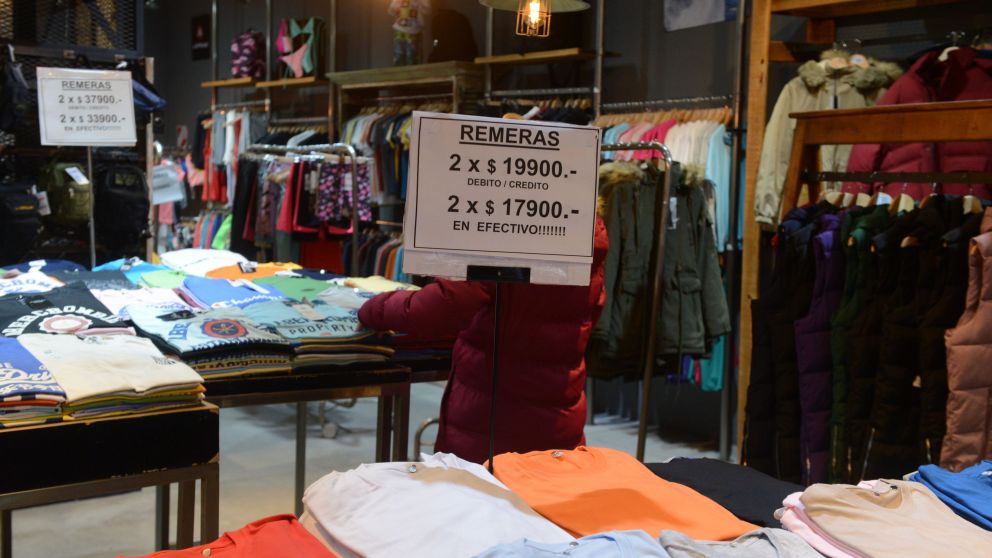 LAS PROMOCIONES NO ALCANZAN PARA SACAR A LOS LOCALES DE ROPA DE SU LETARGO.
