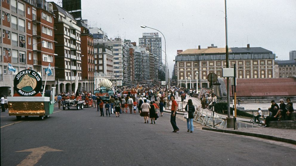 Digitalizó unas diapositivas antiguas de su tía y se encontró con "fotones" de Mar del Plata.