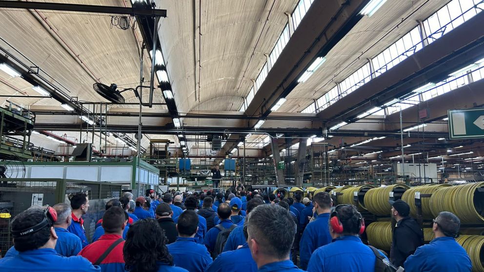 Conflicto del neumático: paro total en Bridgestone, Fate y Pirelli con asambleas en el Congreso