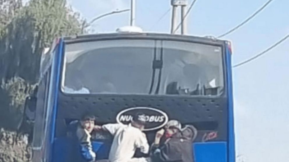 Así viajan porque no pueden pagar el colectivo.
