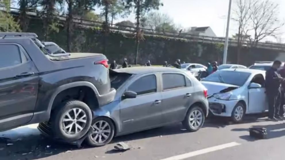 Ocho autos impactaron en cadena. Por el siniestro, habría varios heridos.