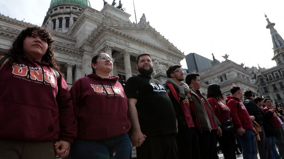 Abrazo de estudiantes al Congreso para exigirle a los Senadores Nacionales que aprueben la Ley de Financiamiento Universitario (X/@laFUA).