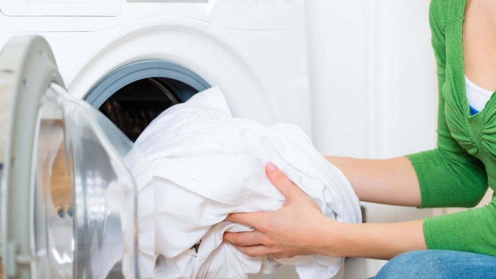 Mantener la ropa bien blanca es más sencillo con unos trucos (Imagen ilustrativa).