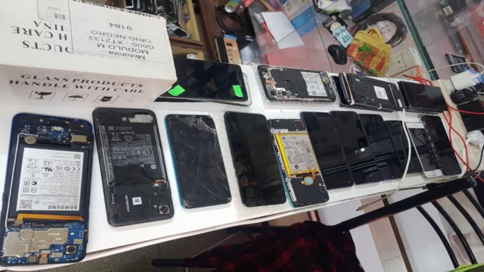 Algunos celulares secuestrados en el operativo.