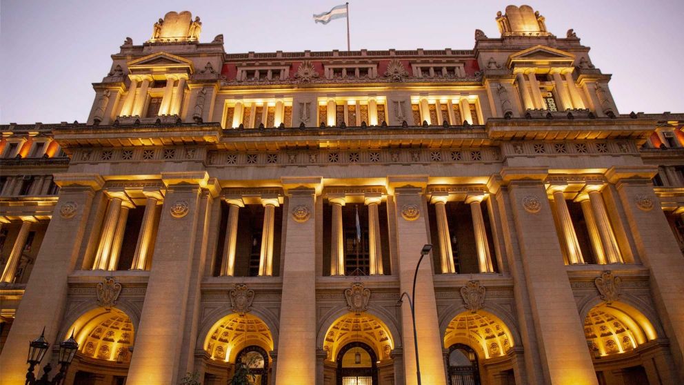 La Fundación Poder Ciudadano, la Asociación Civil por la Igualdad y la Justicia y la Fundación Directorio Legislativo habían iniciado una acción de amparo contra la Cámara de Diputados y el Senado de la Nación.