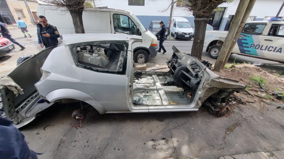 El vehículo sustraído que era cortada en frente de la vivienda allanada.