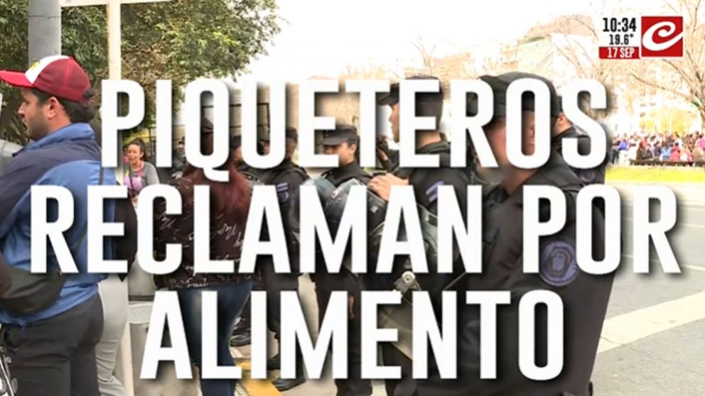 Piqueteros reclaman alimentos frente al ministerio de Capital Humano