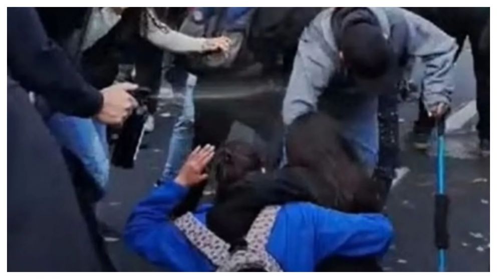 La nena estaba junto a su madre cuando fue rociada con gas pimienta por un policía (Redes).