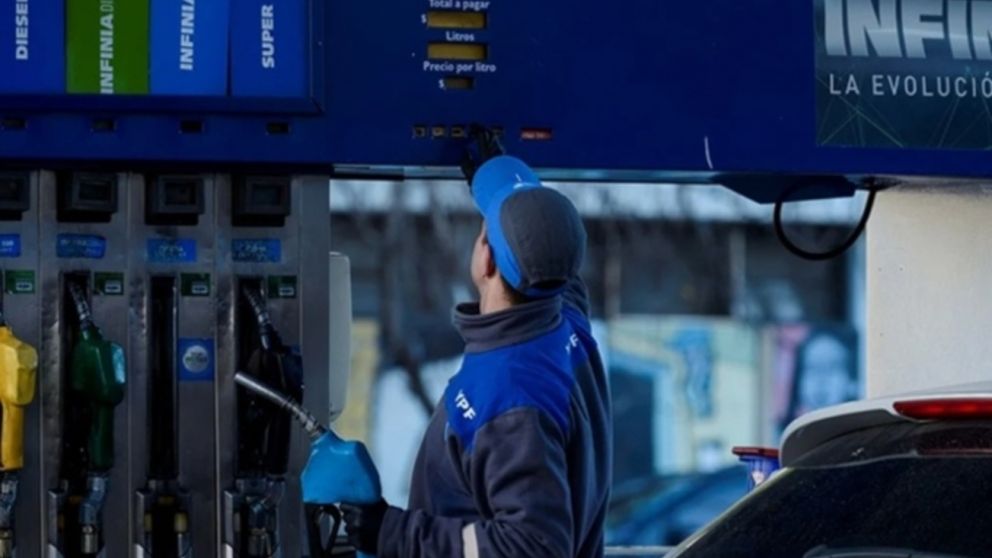 El Gobierno ordenó a las estaciones de servicio que informan en surtidores si cobran tasas municipales.