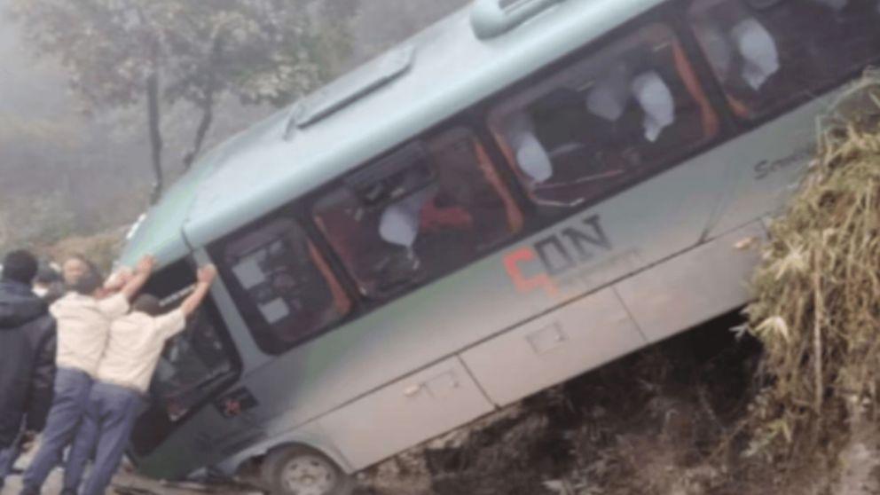 Así quedó el micro que desbarrancó en la ruta (Foto EsSalud).