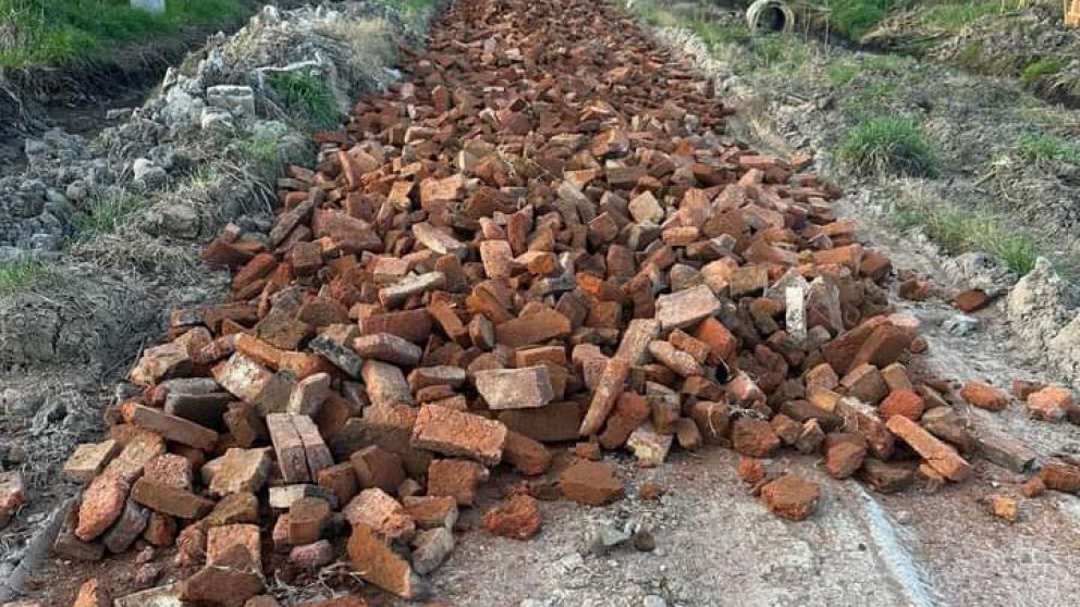 EL MUNICIPIO DESCARGÓ LADRILLOS PERO NO HIZO EL MEJORADO DE LA CALLE.