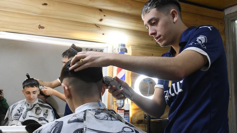 Las peluquer�as y barber�as se las ingenian con promociones para no seguir perdiendo clientes de cara a la temporada alta.