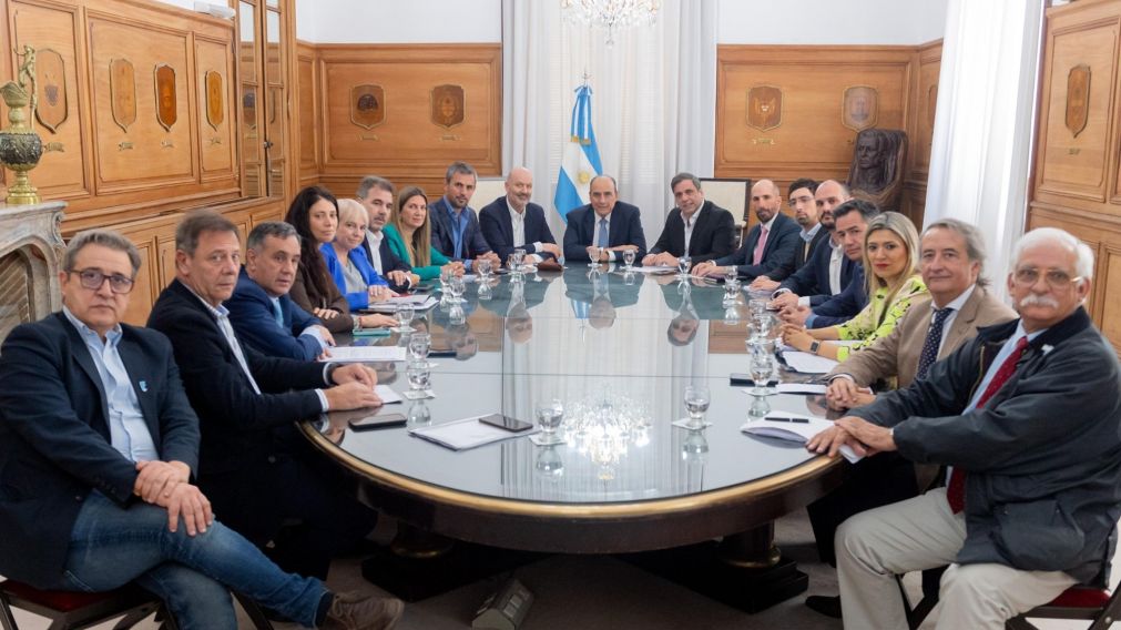 Francos, Sturzenegger y Martín Menem con diputados de La Libertad Avanza, el PRO y el MID, tras la presentación del Presupuesto 2025 (X/@GAFrancosOk).