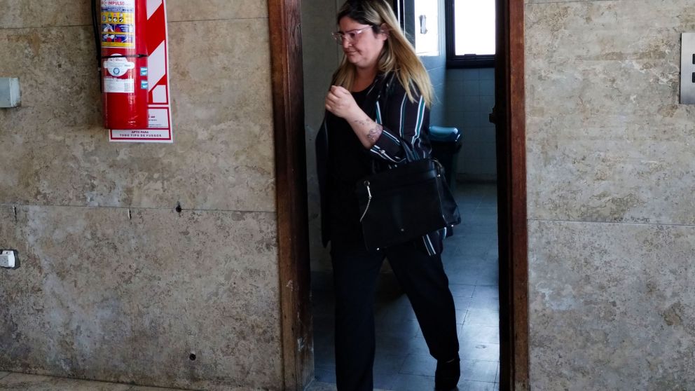 Tamara Ya�ez lleg� a las 9.20 a Comodoro Py y se retir� antes de las 13 (NA).