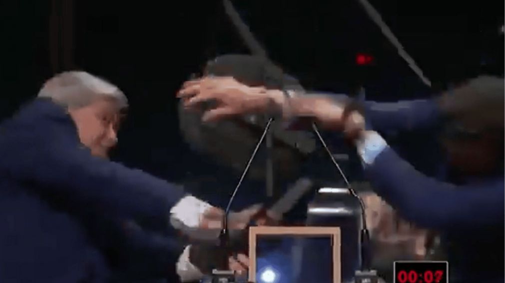 El tenso momento tuvo lugar luego de una serie de acusaciones cruzadas entre los candidatos que culminó en un sillazo (Captura video).