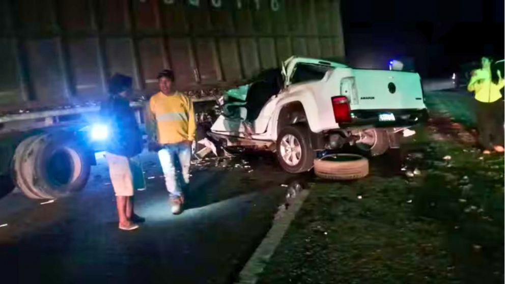 El jefe comunal murió en el instante tras chocar su camioneta contra un camión de acoplados.