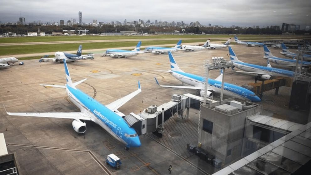 El Gobierno oficializó la reglamentación del nuevo código aeronáutico, que establece que deberá garantizarse la prestación de servicios mínimos.