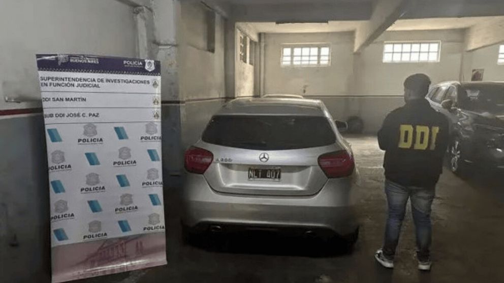 El automóvil fue secuestrado por la policía (X).