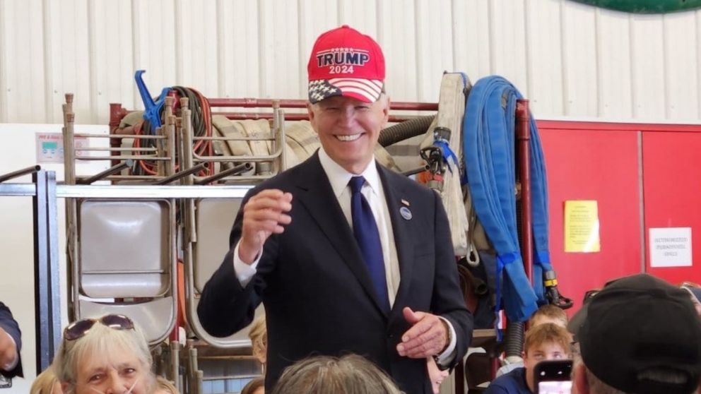 Joe Biden con la gorra de Donald Trump.
