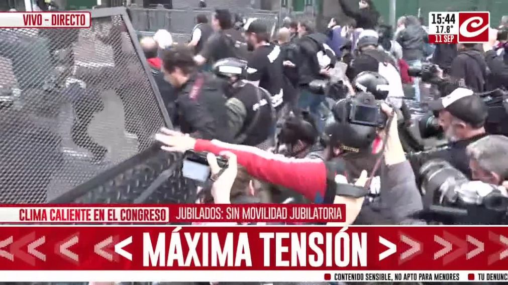 Momentos de tensi�n en las afueras del Congreso tras la aprobaci�n del veto de Milei.