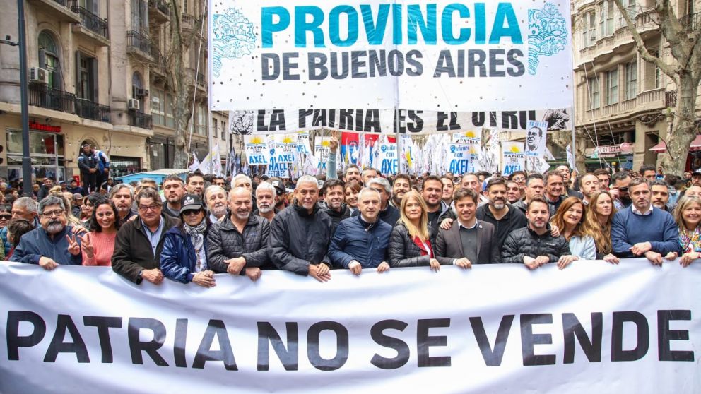 Axel Kicillof participa de la protesta contra el veto presidencial a la reforma jubilatoria.