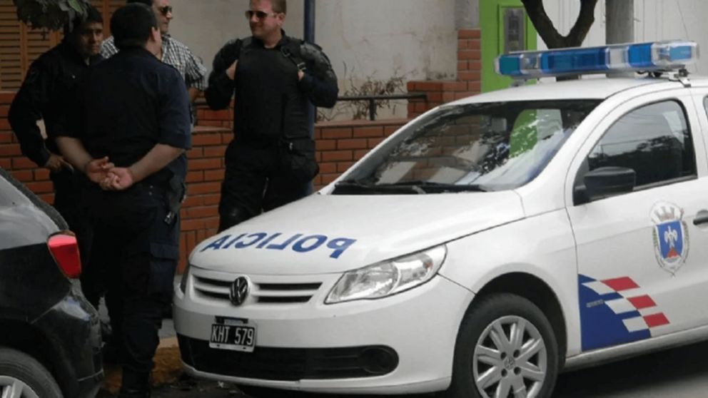 La policía se llevó detenido al estudiante alcoholizado.