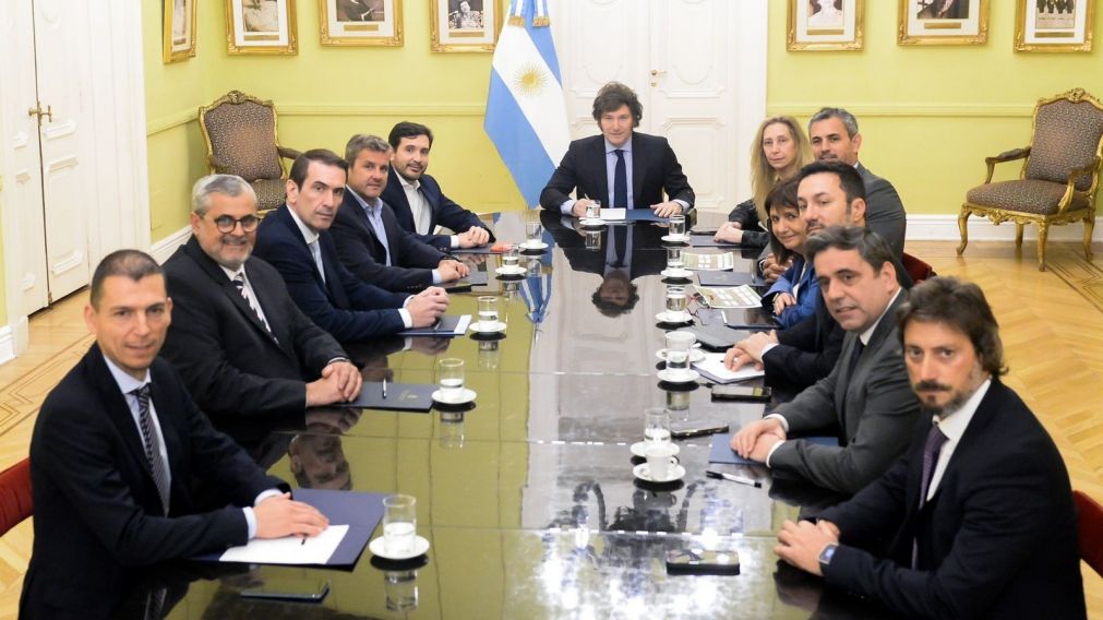 Javier Milei con diputados de la UCR y funcionarios en Casa Rosada.